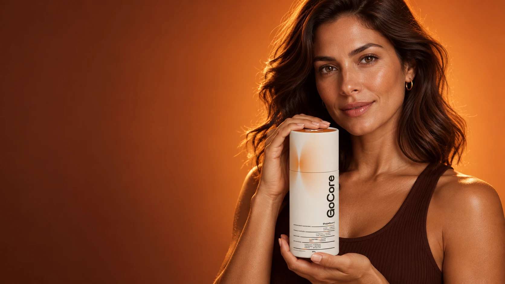 Mulher sorrindo segurando o pote de ShapeGuard GoCore