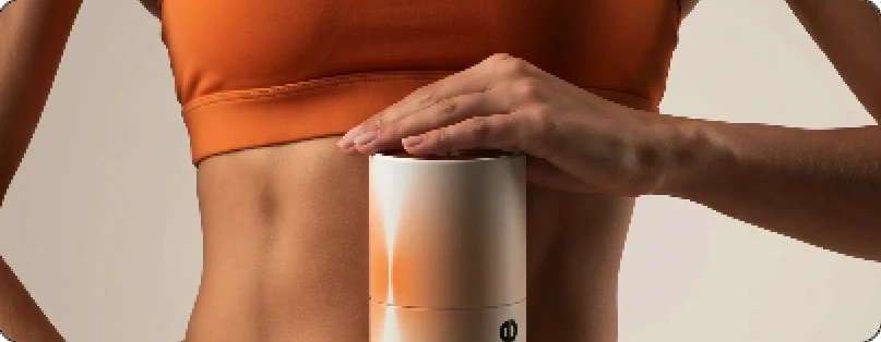 Mulher segurando o pote de ShapeGuard na altura da cintura